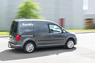 En Sanmix-arbetsbil på väg till uppdrag inom oljesanering